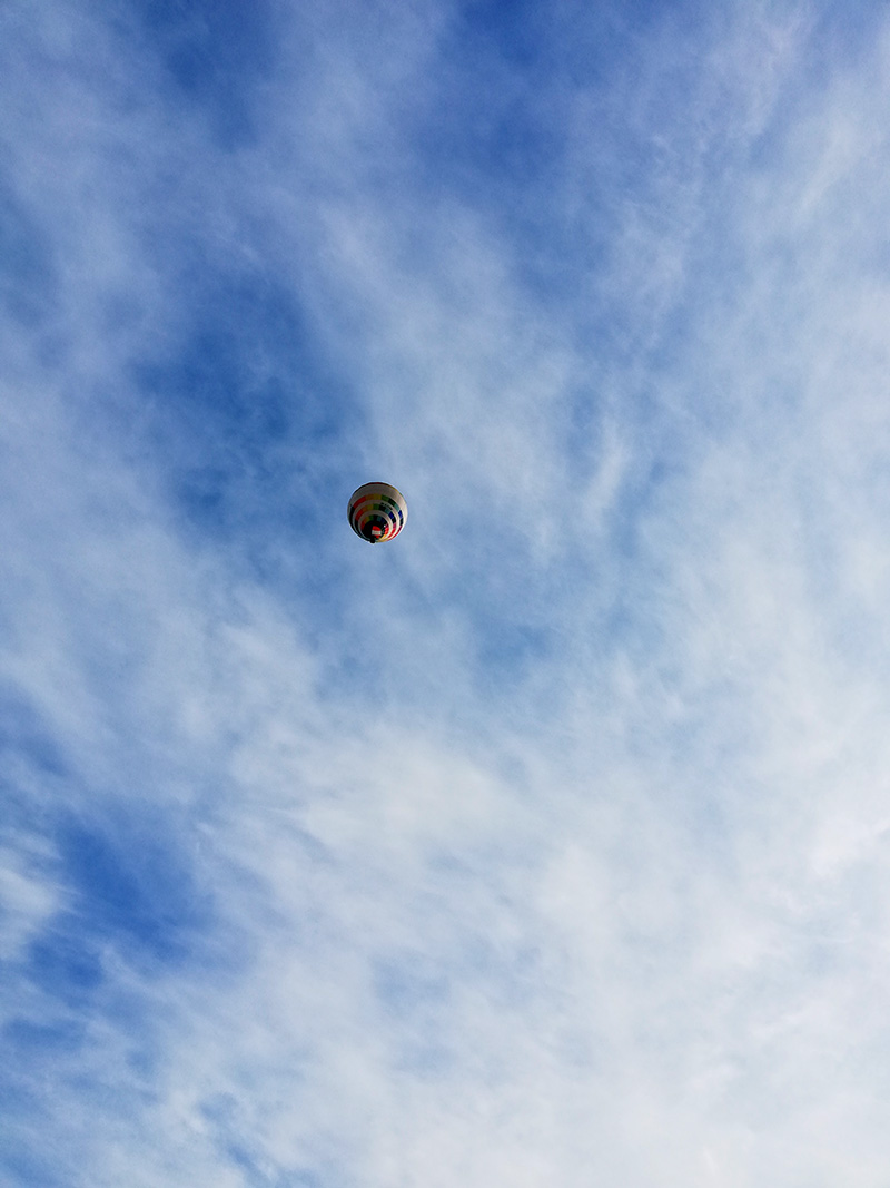 青空に舞い上がる熱気球